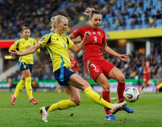 250408 Stina Blackstenius of Sweden and Gemma Evans of Wales during the UEFA Women s Nations League football match between Sweden and Wales on April 8, 2025 in Gothenburg. Photo: Michael Erichsen BILDBYRAN COP 89 MI0812 fotboll football soccer fotball nations league uefa womens nations league sverige sweden wales dam bbeng Copyright: MICHAELxERICHSEN BB250408MI046