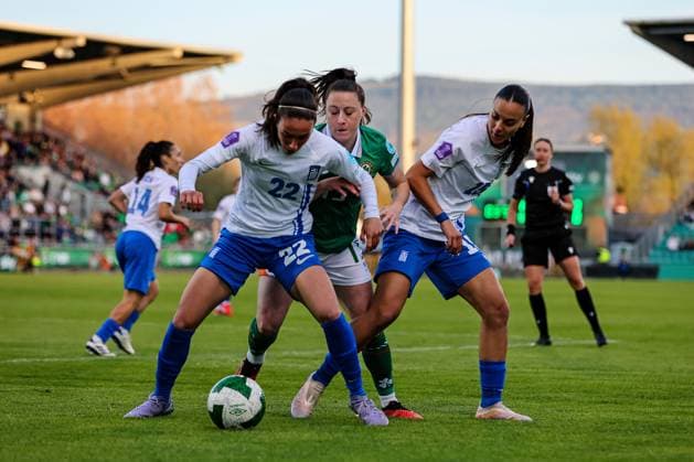 UEFA Women s Nations League 2025, Tallaght Stadium, Dublin 8 4 2025 Republic of Ireland WNT vs Greece Ireland s Lucy Quinn and Greece s Maria Paterna and Greece s Stamatia Ntarzanou Lucy Quinn with Maria Paterna and Stamatia Ntarzanou 8 4 2025  Copyright: x INPHO RyanxByrnex RB1_6113