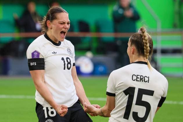 Wolfsburg, Deutschland 08. April 2025: UEFA Nations League Women - 2025 - Deutschland vs. Schottland Im Bild: v.li. Torschützin Giovanna Hoffmann (Deutschland) macht das Tor zum 4:1 und jubelt mit Selina Cerci (Deutschland) Volkswagen Arena Niedersachsen Copyright: xFotostandx xFantinix