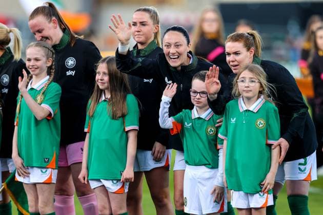UEFA Women s Nations League 2025, Tallaght Stadium, Dublin 8 4 2025 Republic of Ireland WNT vs Greece Ireland s Megan Campbell and Aoife Mannion Megan Campbell and Aoife Mannion with young mascots ahead of the game 8 4 2025  Copyright: x INPHO RyanxByrnex RB2_4362