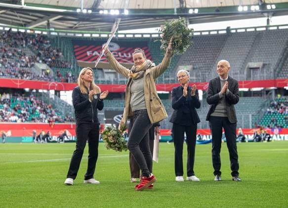 Fußball, Frauen, Saison 2024 25, UEFA Nations League (Liga A, Gruppe 1, 4. Spieltag) in Wolfsburg, Deutschland - Schottland, Torhüterin Almuth Schult wurde vor dem Spiel verabschiedet, 08.04. 2025, Copyright: xSebastianxRäppold MatthiasxKochx