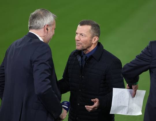 Fussball, Herren, Champions League, Saison 2024 2025, FC Bayern München - Inter Mailand, Viertelfinale Hinspiel,Allianz Arena Dietmar Hamann (li.) mit Lothar Matthäus (re.) gemeinsames Gespräch am Spielfeldrand