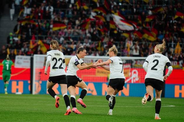 08.03.25, Frauen, Fussball, UEFA Womens Nations League, 4. Spieltag, Gruppenphase, Saison 2025, Deutschland - Schottland Selina Cerci 15 (Deutschland) Torjubel mit Giulia Gwinn 7 (Deutschland) Wolfsburg Volkswagen Arena Niedersachsen Deutschland