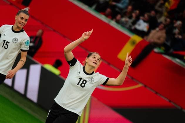 08.03.25, Frauen, Fussball, UEFA Womens Nations League, 4. Spieltag, Gruppenphase, Saison 2025, Deutschland - Schottland Giovanna Hoffmann 18 (Deutschland) Torjubel über das 3:1 Tor Wolfsburg Volkswagen Arena Niedersachsen Deutschland