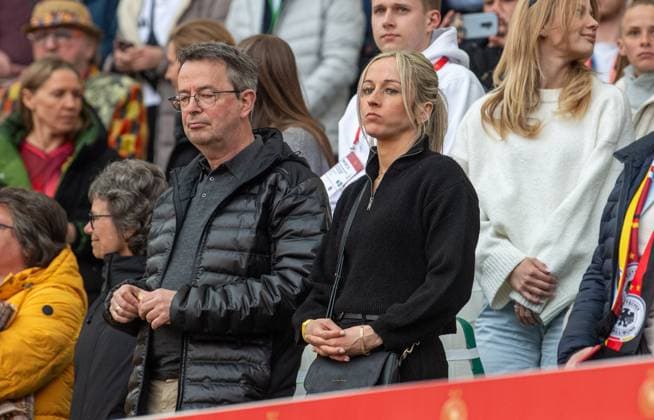 Fußball, Frauen, Saison 2024 25, UEFA Nations League (Liga A, Gruppe 1, 4. Spieltag) in Wolfsburg, Deutschland - Schottland, Kathrin Hendrich (VfL Wolfsburg) auf der Tribüne, 08.04. 2025, Copyright: xSebastianxRäppold MatthiasxKochx