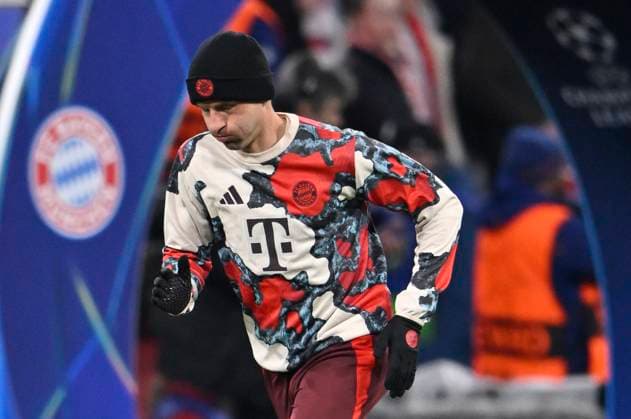 vor Spielbeginn: Aufwaermen Training Thomas Mueller FC Bayern Muenchen FCB (25) vor Arch Bogen Road to Munich 2025 Logo FC Bayern Muenchen FCB vs FC Inter Mailand Internazionale Milano Viertelfinale Hinspiel 08.04.2025 DFL REGULATIONS PROHIBIT ANY USE OF PHOTOGRAPHS AS IMAGE SEQUENCES AND OR QUASI-VIDEO FC Bayern Muenchen FCB vs FC Inter Mailand Internazionale Milano