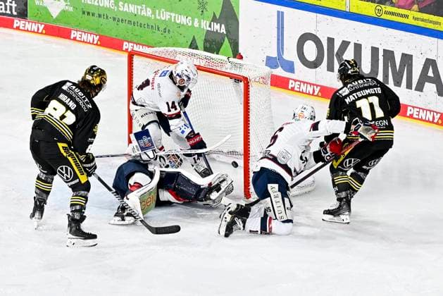 Sport Themen der Woche KW15 Sport Bilder des Tages Eishockey DEL2 - Playoff Halbfinale Spiel 5: Krefeld Pinguine vs Ravensburg Towerstars am 8.04.2025 in der Yayla Arena in Krefeld Krefelds Jonathon Matsomuto (Nr.11) erziehlt das Tor zum 2:1 *** Ice Hockey DEL2 Playoff Semifinal Game 5 Krefeld Pinguine vs Ravensburg Towerstars on 8 04 2025 at the Yayla Arena in Krefeld Krefelds Jonathon Matsomuto No 11 scores the goal to make it 2 1 WD