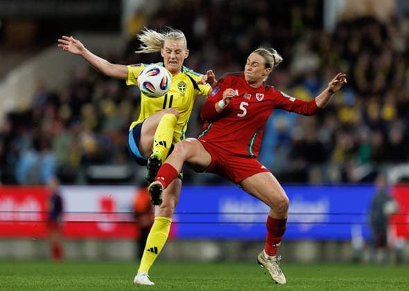 250408 Stina Blackstenius of Sweden and Rhiannon Roberts of Wales during the UEFA Women s Nations League football match between Sweden and Wales on April 8, 2025 in Gothenburg. Photo: Michael Erichsen BILDBYRAN COP 89 MI0812 fotboll football soccer fotball nations league uefa womens nations league sverige sweden wales dam bbeng Copyright: MICHAELxERICHSEN BB250408MI050
