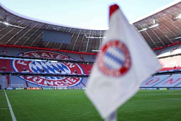 Fußball Champions League Viertelfinale FC Bayern München - Inter Mailand am 08.04.2025 in der Allianz Arena in München Symbolbild Symbolfoto: Eckfahne in den Farben Logo des FC Bayern München