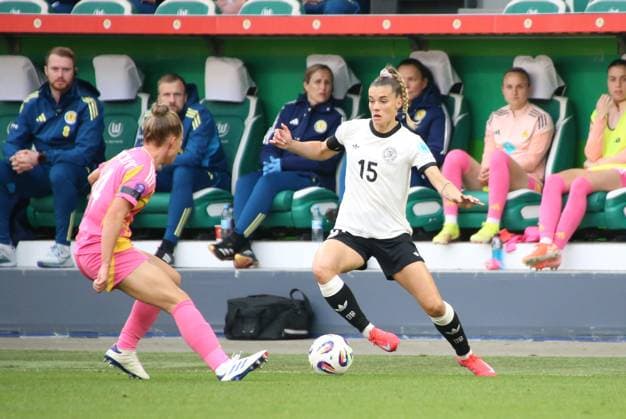 08.04.2025, xgrfx, Fußball UEFA Women s Nations League, Deutschland Frauen - Schottland Frauen v.l. Rachel McLauchlan (Schottland), Selina Cerci (Deutsche Frauennationalmannschaft) (DFL DFB REGULATIONS PROHIBIT ANY USE OF PHOTOGRAPHS as IMAGE SEQUENCES and or QUASI-VIDEO) Wolfsburg