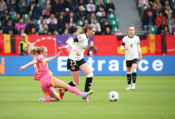 08.04.2025, xgrfx, Fußball UEFA Women s Nations League, Deutschland Frauen - Schottland Frauen v.l. Claire Emslie (Schottland), Jule Brand (Deutsche Frauennationalmannschaft) (DFL DFB REGULATIONS PROHIBIT ANY USE OF PHOTOGRAPHS as IMAGE SEQUENCES and or QUASI-VIDEO) Wolfsburg