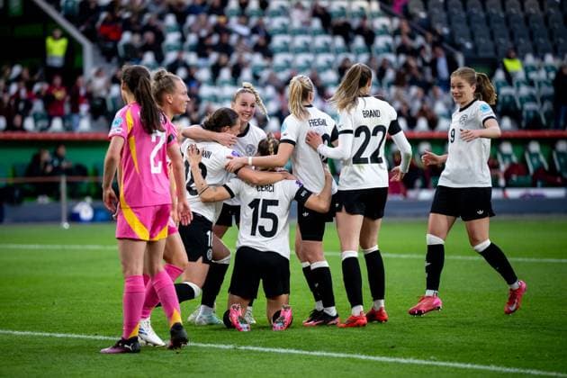 Sport Bilder des Tages Giovanna Hoffmann (Deutschland, 18), Selina Cerci (Deutschland, 15), Giulia Gwinn (Deutschland, 07), Jule Brand (Deutschland, 22), Laura Freigang (Deutschland, 10), Sjoeke Nuesken (Deutschland, 09) jubeln ueber das Tor zum 4:1, GER, Deutschland vs Schottland, Frauen Fussball Nationalmannschaft, UEFA Womens Nations League, Liga A, 4. Spieltag, Saison 2024 2025, 08.04.2025 GER, Deutschland vs Schottland, Frauen Fussball Nationalmannschaft, UEFA Womens Nations League, Liga A, 4. Spieltag, Saison 2024 2025, 08.04.2025 Wolfsburg Copyright: xEibner-Pressefoto Memmlerx EP_MMR