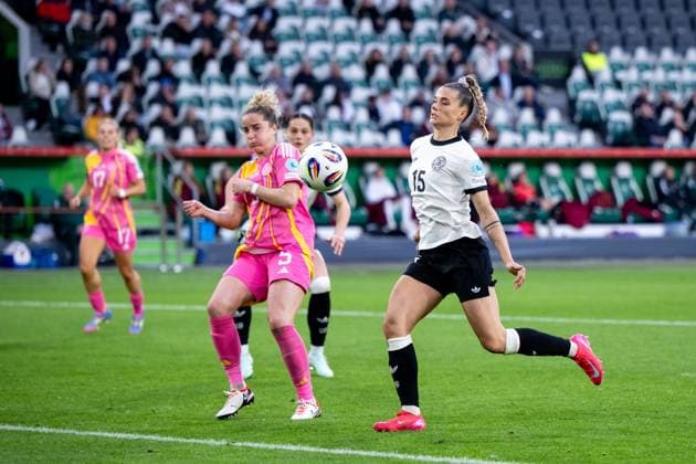 Selina Cerci (Deutschland, 15) im Zweikampf mit Sophie Howard (Schottland, 05), GER, Deutschland vs Schottland, Frauen Fussball Nationalmannschaft, UEFA Womens Nations League, Liga A, 4. Spieltag, Saison 2024 2025, 08.04.2025 GER, Deutschland vs Schottland, Frauen Fussball Nationalmannschaft, UEFA Womens Nations League, Liga A, 4. Spieltag, Saison 2024 2025, 08.04.2025 Wolfsburg Copyright: xEibner-Pressefoto Memmlerx EP_MMR