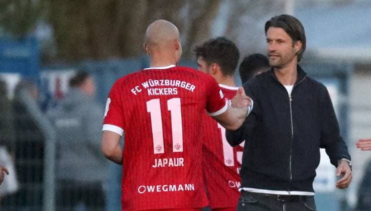 08.04.2025, Herren, Fussball, Saison 2024 2025, Regionalliga Bayern, 21. Spieltag: SpVgg Ansbach 09 - FC Wuerzburger Kickers v.li.: Alem Japaur (FC Wuerzburger Kickers) klatscht mit Trainer Martin Lanig (FC Wuerzburger Kickers) ab Ansbach Xaver-Bertsch-Sportpark Bayern Deutschland