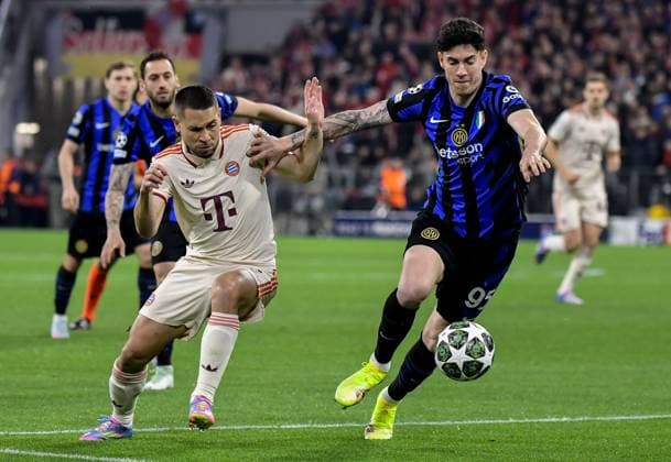 08.04.2025, xemx, Fussball UEFA Champions League, FC Bayern Muenchen - Inter Mailand v.l. Raphael Guerreiro (FC Bayern Muenchen), Alessandro Bastoni (Inter Mailand) Zweikampf, Aktion, action, battle for the ball (DFL DFB REGULATIONS PROHIBIT ANY USE OF PHOTOGRAPHS as IMAGE SEQUENCES and or QUASI-VIDEO) Muenchen