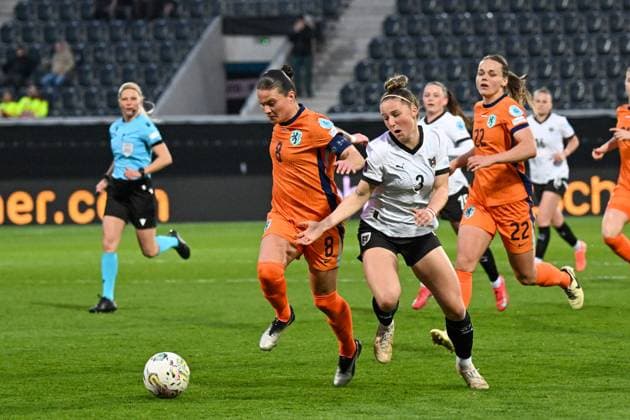 WOMEN SOCCER - NL, AUT vs NED ALTACH,AUSTRIA,08.APR.25 - WOMEN SOCCER - UEFA Women s Nations League, OEFB international match, Länderspiel, Nationalmannschaft Austria vs Netherlands. Image shows referee Ewa Augustyn (POL), Sherida Spitse (NED), Carina Brunold (AUT) and Ilse van der Zanden (NED).  GEPAxpictures xOliverxLerch