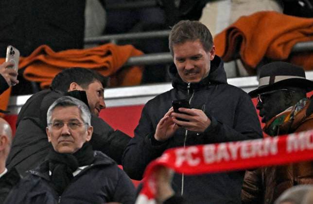 08.04.2025, Fussball UEFA Championsleague 2024 2025: Viertelfinale Hinspiel, FC Bayern München - Inter Mailand, in der Allianz-Arena München. Trainer Julian Nagelsmann (Deutschland) steht über Präsident Herbert Hainer (FC Bayern)