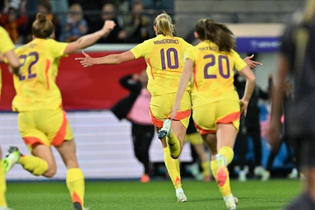 250408 BELGIUM VS ENGLAND Justine Vanhaevermaet (10) of Belgium celebrates after scoring the 2-0 goal during a game between the national teams of Belgium, called the Red Flames and England on the 4th matchday in group A3 of the 2024-25 Women s Nations League competition, on Tuesday 8 April 2025 in Leuven , Belgium . PHOTO SPORTPIX David Catry Leuven Den Dreef Belgium  Copyright: xSportpix.bex xDavidxCatryxDavidxCatryx