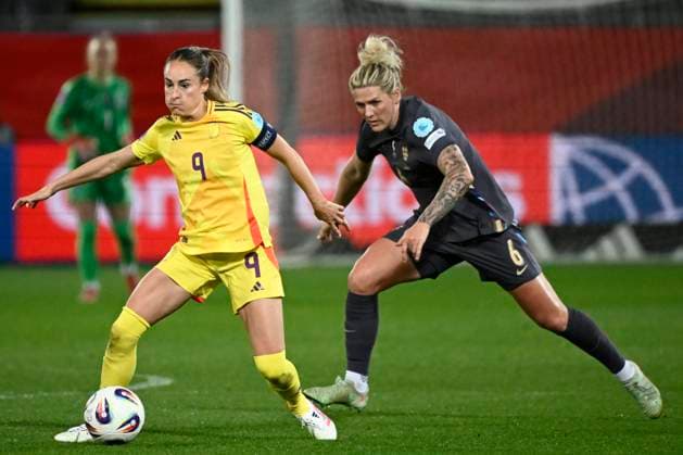 Belgium v England - FIFA Women s World Cup 2027 League Phase match LEUVEN, BELGIUM - APRIL 08 : Wullaert Tessa forward of Belgium and Bright Millie defender of England battle for the ball during the FIFA Women s World Cup 2027 League Phase match between Belgium and England on April 8, 2025 in Leuven, Belgium, 08 04 2025 Leuven Belgium  Copyright: xPeterxDexVoechtx