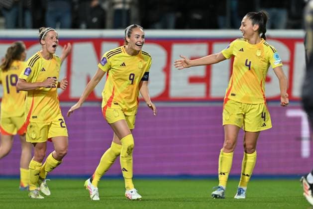 250408 BELGIUM VS ENGLAND Tessa Wullaert (9) of Belgium celebrates after scoring the 3-0 goal during a game between the national teams of Belgium, called the Red Flames and England on the 4th matchday in group A3 of the 2024-25 Women s Nations League competition, on Tuesday 8 April 2025 in Leuven , Belgium . PHOTO SPORTPIX David Catry Leuven Den Dreef Belgium  Copyright: xSportpix.bex xDavidxCatryxDavidxCatryx