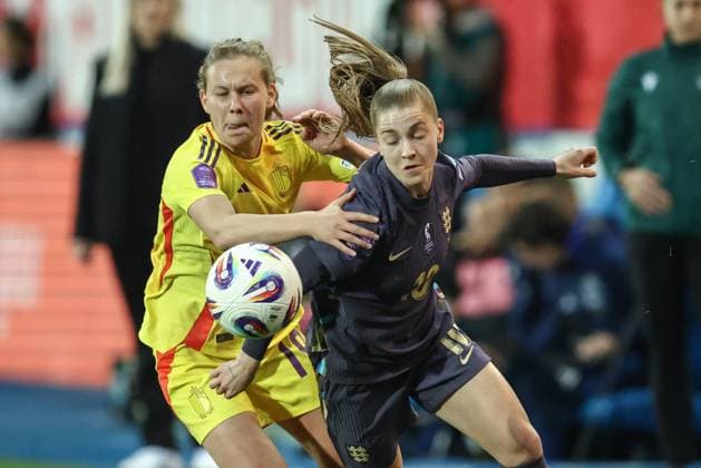 Belgium s Jarne Teulings and England s Jessica Park fight for the ball during a soccer game between the national teams of Belgium (Red Flames) and England, on the fourth matchday in group A3 of the 2024-25 Women s Nations League competition, on Tuesday 08 April 2025 in Heverlee, Leuven. BRUNOxFAHY  x120289948x
