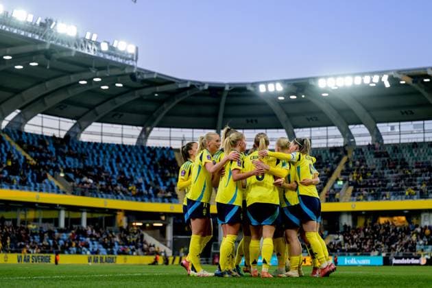 250408 Players of Sweden celerbrate the 1-0 goal by Magdalena Eriksson during the UEFA Women s Nations League football match between Sweden and Wales on April 8, 2025 in Gothenburg. Photo: Mathias Bergeld BILDBYRAN kod MB MI0812 fotboll football soccer fotball nations league uefa womens nations league sverige sweden wales dam bbeng jubel Copyright: MATHIASxBERGELD BB250408MB100