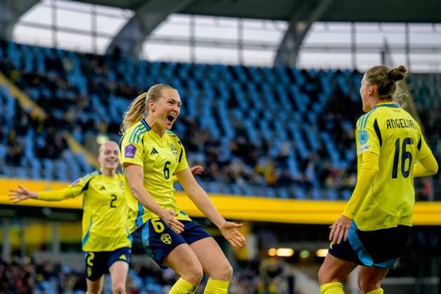 250408 Magdalena Eriksson of Sweden celebrates with Filippa Angeldahl after the 1-0 goal during the UEFA Women s Nations League football match between Sweden and Wales on April 8, 2025 in Gothenburg. Photo: Mathias Bergeld BILDBYRAN kod MB MI0812 fotboll football soccer fotball nations league uefa womens nations league sverige sweden wales dam bbeng jubel Copyright: MATHIASxBERGELD BB250408MB101