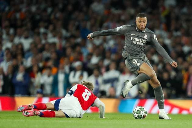 UEFA Champions League Quarter-finals Arsenal v Real Madrid Kylian MbappÃ of Real Madrid evades the tackle during the UEFA Champions League Quarter-finals match Arsenal vs Real Madrid at Emirates Stadium, London, United Kingdom, 8th April 2025 (Photo by Izzy Poles News Images) London Emirates Stadium Greater London United Kingdom Copyright: xIzzyxPoles NewsxImagesx