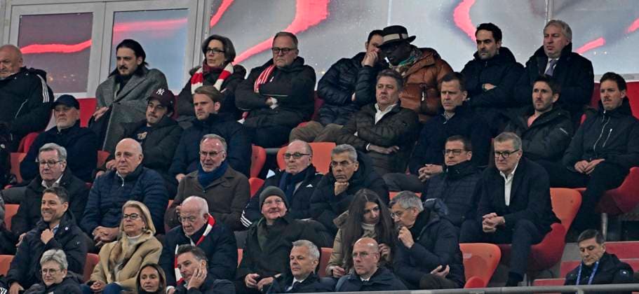 08.04.2025, Fussball UEFA Championsleague 2024 2025: Viertelfinale Hinspiel, FC Bayern München - Inter Mailand, in der Allianz-Arena München. Karl Hopfner, Dieter Hoeness, Ex-Vorstandsvorsitzender Karl-Heinz Rummenigge (FC Bayern München) , Ehren-Präsident Uli Hoeneß (FC Bayern München, Hoeness) x, Sportvorstand Max Eberl (Bayern München) und Vorstandsvorsitzender Jan-Christian Dreesen (FC Bayern München) . Oberhalb Trainer Julian Nagelsmann (Deutschland) Co-Trainer Benjamin Glück (Deutschland)