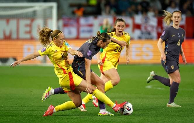 Janice Cayman of Belgium and Grace Clinton of England in action Belgium Women v England Women, UEFA Women s Nations League - League A - Group 3, Football, The King Power At Den Dreef Stadium, Leuven, Belgium - 08 Apr 2025 EDITORIAL USE ONLY No use with unauthorised audio, video, data, fixture lists, club league logos or live services. Online in-match use limited to 120 images, no video emulation. No use in betting, games or single club league player publications. Copyright: xVandenxWijngaert Shutterstockx 15243592aw