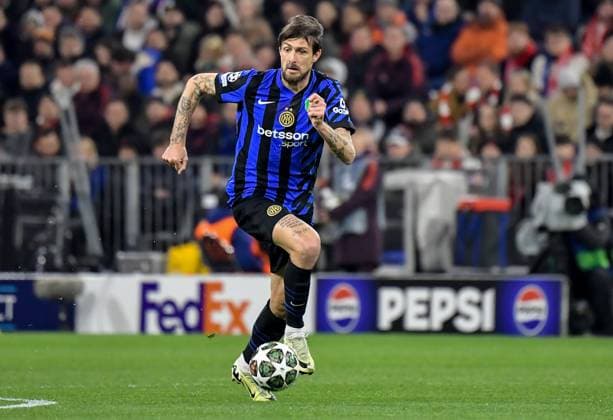 08.04.2025, xemx, Fussball UEFA Champions League, FC Bayern Muenchen - Inter Mailand v.l. Francesco Acerbi (Inter Mailand) Aktion, Einzelaktion, Einzelbild, Freisteller, Ganzkoerperaufnahme, ganze Figur (DFL DFB REGULATIONS PROHIBIT ANY USE OF PHOTOGRAPHS as IMAGE SEQUENCES and or QUASI-VIDEO) Muenchen