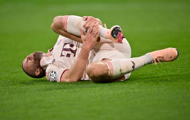 Eric Dier FC Bayern Muenchen FCB (15) verletzt Verletzung am Boden FC Bayern Muenchen FCB vs FC Inter Mailand Internazionale Milano Viertelfinale Hinspiel 08.04.2025 DFL REGULATIONS PROHIBIT ANY USE OF PHOTOGRAPHS AS IMAGE SEQUENCES AND OR QUASI-VIDEO FC Bayern Muenchen FCB vs FC Inter Mailand Internazionale Milano
