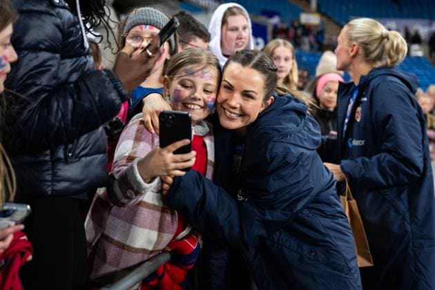 250408 Tuva Hansen of Norway with fans after the UEFA Women™s Nations League football match between Norway and France on April 8, 2025 in Oslo. Photo: Vegard Grott BILDBYRAN kod VG VG0749 bbeng fotboll football soccer fotball nations league landskamp norge norway dam frankrike france uefa womens nations league publik barn ungdom Copyright: VEGARDxGRoTT BB250408VG077