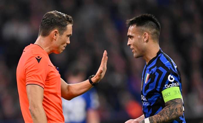 Schiedsrichter Referee Sandro Schaerer (SUI) verwarnt Lautaro Martinez Inter Mailand Milano (10) Gestik Geste FC Bayern Muenchen FCB vs FC Inter Mailand Internazionale Milano Viertelfinale Hinspiel 08.04.2025 DFL REGULATIONS PROHIBIT ANY USE OF PHOTOGRAPHS AS IMAGE SEQUENCES AND OR QUASI-VIDEO FC Bayern Muenchen FCB vs FC Inter Mailand Internazionale Milano