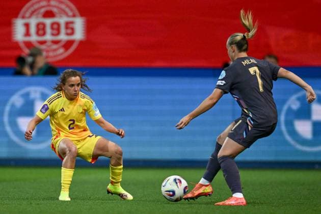 250408 BELGIUM VS ENGLAND Davina Philtjens (2) of Belgium pictured defending on Beth Mead (7) of England during a game between the national teams of Belgium, called the Red Flames and England on the 4th matchday in group A3 of the 2024-25 Women s Nations League competition, on Tuesday 8 April 2025 in Leuven , Belgium . PHOTO SPORTPIX David Catry Leuven Den Dreef Belgium  Copyright: xSportpix.bex xDavidxCatryxDavidxCatryx