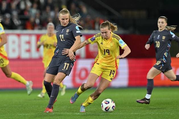250408 BELGIUM VS ENGLAND Jarne Teulings (19) of Belgium and Agnes Beever-Jones (11) of England pictured during a game between the national teams of Belgium, called the Red Flames and England on the 4th matchday in group A3 of the 2024-25 Women s Nations League competition, on Tuesday 8 April 2025 in Leuven , Belgium . PHOTO SPORTPIX David Catry Leuven Den Dreef Belgium  Copyright: xSportpix.bex xDavidxCatryxDavidxCatryx