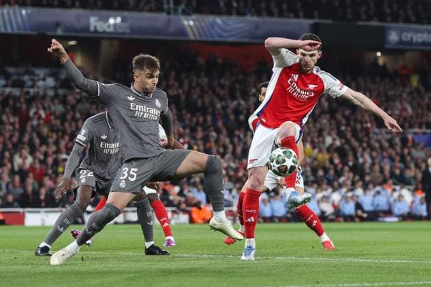 Arsenal v Real Madrid 08 April 2025, London - UEFA Champions League Football, Quarter-Final, First Leg - Arsenal v Real Madrid - Declan Rice of Arsenal kicks the ball into the arm of Raul Asencio of Real Madrid resulting in a lengthy VAR check - Photo: Charlotte Wilson Offside. London UK Copyright: xCharlottexWilsonx xOffsidexOffside