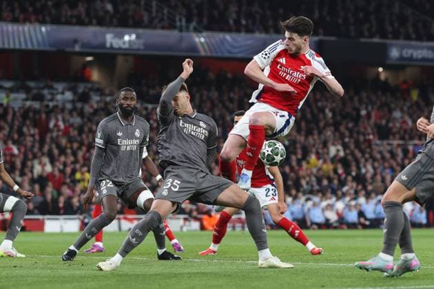 Arsenal v Real Madrid 08 April 2025, London - UEFA Champions League Football, Quarter-Final, First Leg - Arsenal v Real Madrid - Declan Rice of Arsenal kicks the ball into the arm of Raul Asencio of Real Madrid resulting in a lengthy VAR check - Photo: Charlotte Wilson Offside. London UK Copyright: xCharlottexWilsonx xOffsidexOffside
