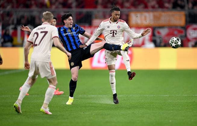 FUSSBALL CHAMPIONS LEAGUE SAISON 2024 2025 Viertelfinal Hinspiel FC Bayern Muenchen - Inter Mailand 08.04.2025 Konrad Laimer (li, FC Bayern Muenchen) gegen Alessandro Bastoni (mitte, Inter Mailand) gegen Michael Olise (re, FC Bayern Muenchen)
