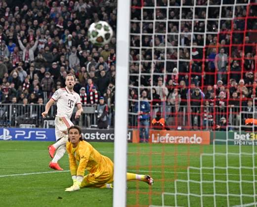 08.04.2025, Fussball UEFA Championsleague 2024 2025: Viertelfinale Hinspiel, FC Bayern München - Inter Mailand, in der Allianz-Arena München. Harry Kane (FC Bayern München) trifft an den Pfosten. Torwart Yann Sommer (Inter Mailand) hat Glück