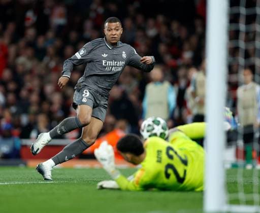 Kylian Mbappe of Real Madrid has a shot saved by Arsenal goalkeeper David Raya Arsenal v Real Madrid, Football, UEFA Champions League, Emirates Stadium, Islington, London, UK - 08 04 2025 Editorial use only  Copyright: xMattxImpey Shutterstockx 15244749z