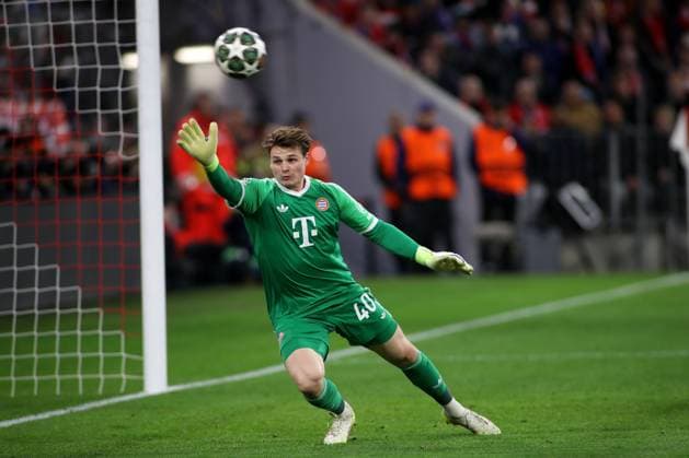 Fussball, Herren, Champions League, Saison 2024 2025, FC Bayern München - Inter Mailand, Viertelfinale Hinspiel,Allianz Arena Jonas Urbig (FC Bayern München) ein Ball fliegt nur knapp am Tor vorbei