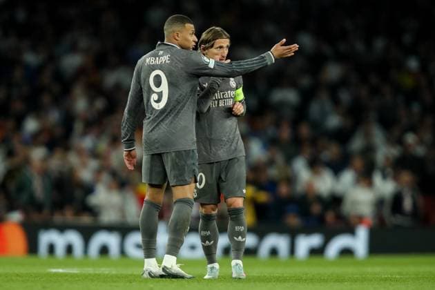 UEFA Champions League Quarter-finals Arsenal v Real Madrid Kylian MbappÃ of Real Madrid reacts to Luka ModriÄ‡ of Real Madrid during the UEFA Champions League Quarter-finals match Arsenal vs Real Madrid at Emirates Stadium, London, United Kingdom, 8th April 2025 (Photo by Izzy Poles News Images) London Emirates Stadium Greater London United Kingdom Copyright: xIzzyxPoles NewsxImagesx
