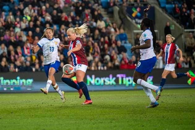 National Football League 2025 Norway France Oslo 20250408 Frances Selma Bacha and Norways Cathinka Tandberg during the national football league match between Norway and France at Ullevaal Stadium Photo Annika Byrde NTB Oslo Norway EDITORIAL USE ONLY RESTRICTED USE FOR BETTING COMPANIES  Copyright: xx