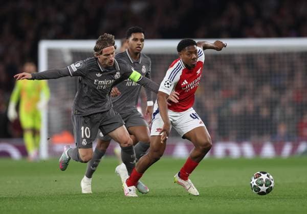 London, England, 8th April 2025. Myles Lewis-Skelly of Arsenal escapes Luka Modric of Real Madrid during the Arsenal vs Real Madrid UEFA Champions League match at the Emirates Stadium, London. Picture credit should read: David Klein Sportimage EDITORIAL USE ONLY. No use with unauthorised audio, video, data, fixture lists, club league logos or live services. Online in-match use limited to 120 images, no video emulation. No use in betting, games or single club league player publications. SPI_035_DK_Arsenal_Real_Madrid SPI-3819-0037