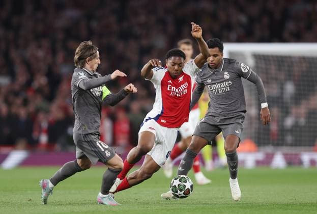 London, England, 8th April 2025. Myles Lewis-Skelly of Arsenal skips past Luka Modric of Real Madrid during the Arsenal vs Real Madrid UEFA Champions League match at the Emirates Stadium, London. Picture credit should read: David Klein Sportimage EDITORIAL USE ONLY. No use with unauthorised audio, video, data, fixture lists, club league logos or live services. Online in-match use limited to 120 images, no video emulation. No use in betting, games or single club league player publications. SPI_038_DK_Arsenal_Real_Madrid SPI-3819-0040