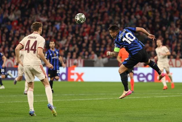 im Zweikampf, Aktion, mit Josip Stanisic 44 (FC Bayern Muenchen), Lautaro Martinez 10 (Inter Mailand), FC Bayern Muenchen vs. Inter Mailand, Fussball, Champions League, Viertelfinale, Hinspiel, 08.04.2025 Muenchen Bayern Deutschland