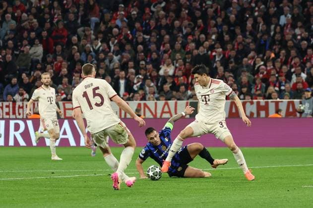 im Zweikampf, Aktion, mit Eric Dier 15 (FC Bayern Muenchen), Lautaro Martinez 10 (Inter Mailand), Min-jae Kim 3 (FC Bayern Muenchen), FC Bayern Muenchen vs. Inter Mailand, Fussball, Champions League, Viertelfinale, Hinspiel, 08.04.2025 Muenchen Bayern Deutschland