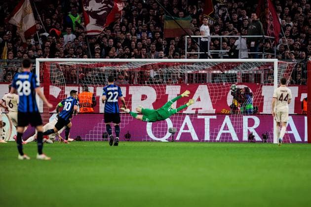 UEFA Champions League Viertelfinale: FC Bayern München - Inter Mailand; 08.04.2025 Jonas Urbig (FC Bayern München, 40) kann das 0:1 durch Lautaro Martinez (Inter Mailand, 10) nicht verhindern UEFA Champions League Viertelfinale: FC Bayern München - Inter Mailand, München, Allianz Arena am 08.04.2025 Copyright: xBEAUTIFULxSPORTS Wunderlx