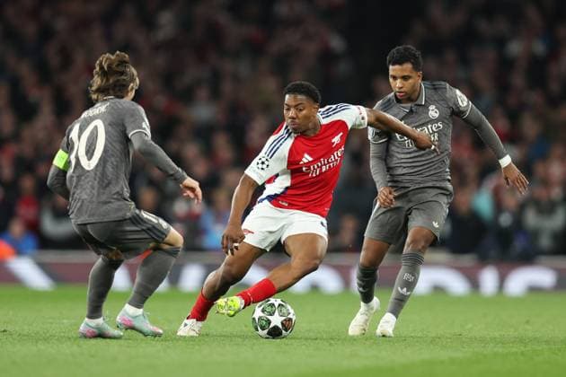 Arsenal v Real Madrid 08 April 2025, London - UEFA Champions League Football, Quarter-Final, First Leg - Arsenal v Real Madrid - Myles Lewis-Skelly of Arsenal takes on Luka Modric of Real Madrid and Rodrygo of Real Madrid - Photo: Charlotte Wilson Offside. London UK Copyright: xCharlottexWilsonx xOffsidexOffside